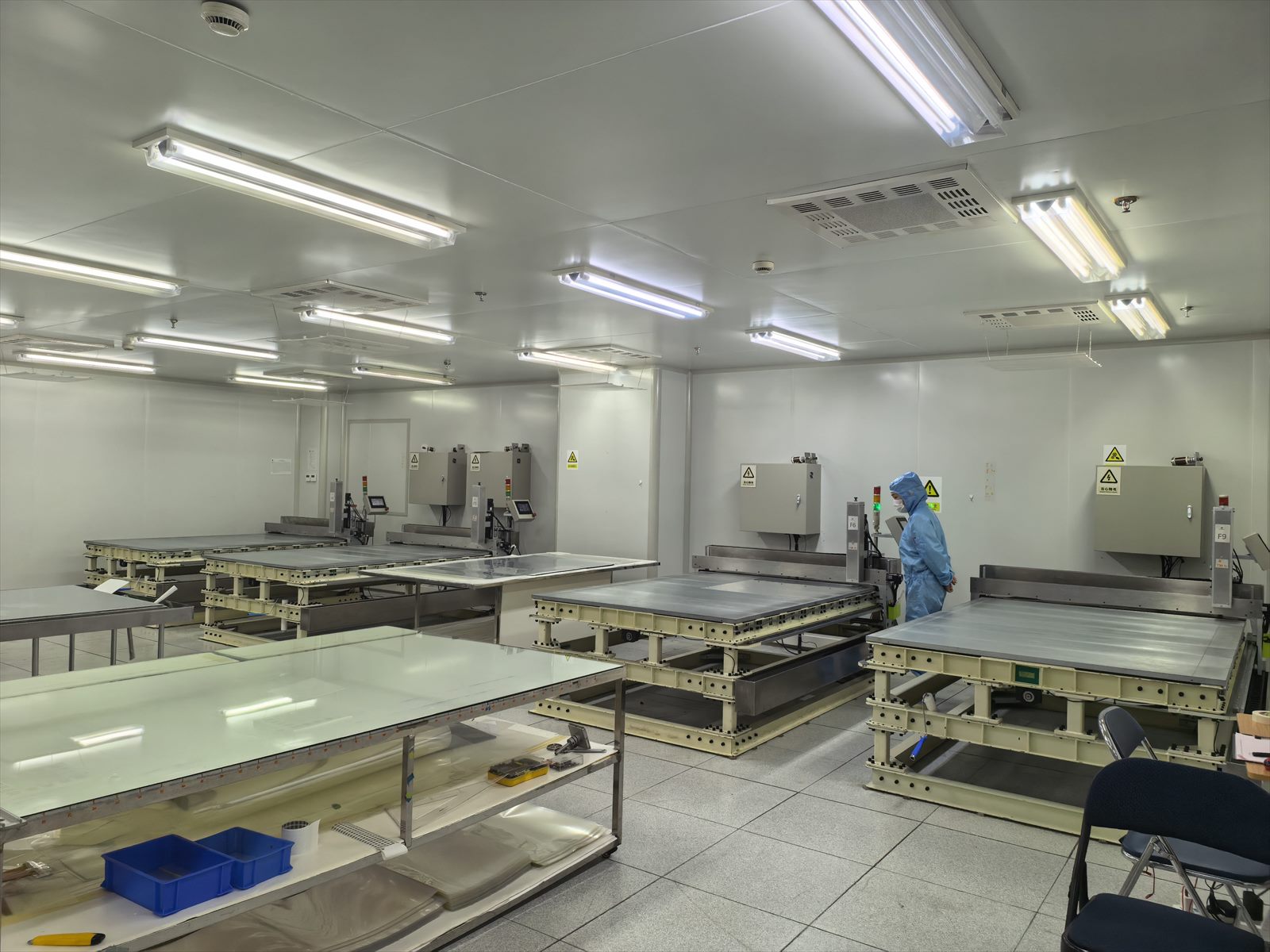 Shanghai DRWO cleanroom production line with large-format ultra-fine-wire laying machines and an operator